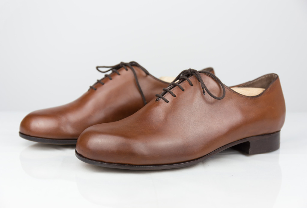 Low shoe with slim leather sole