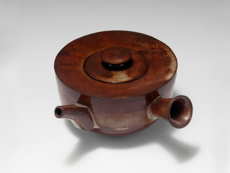Theodor Bogler, Tiny Tea extract pot, 1923. Keramische Werkstatt Domburg. Estimate 15.000-18.000€