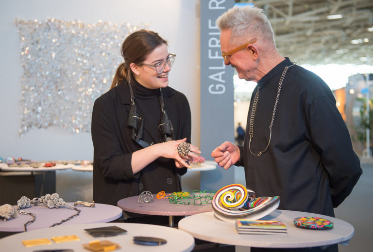 For many years, Galerie Ra from Amsterdam enjoys art jewellery lovers at the Handwerk & Design in Munich