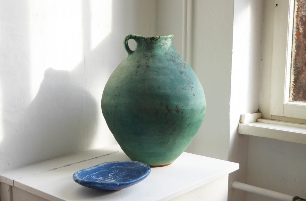 Otto Hohlt, Large jug made of clay and blue bowl, private collection Darmstadt