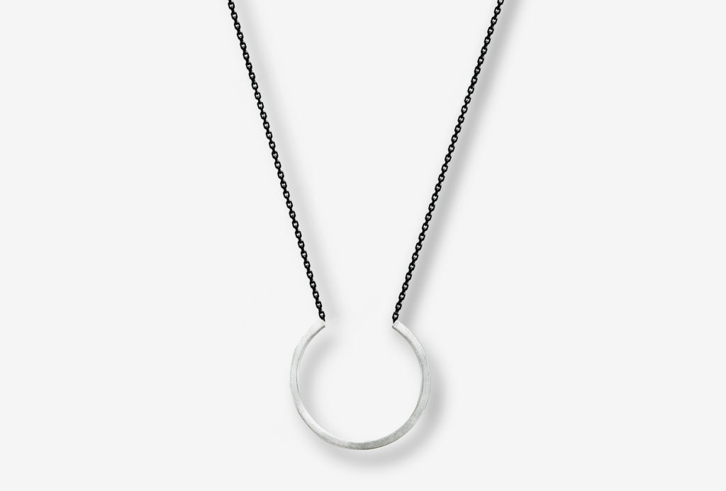 <em>LOOP C-Shape</em> pendant. Silver 925. Ruthenium plated chain