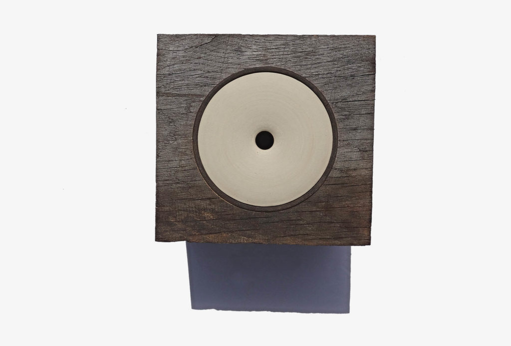 Vessel object <em>Cubetto</em>. Weathered oak, ceramic lid in leatherbands, H 28 cm, B 22 cm, L 23 cm. Photo Oliver Kreiter