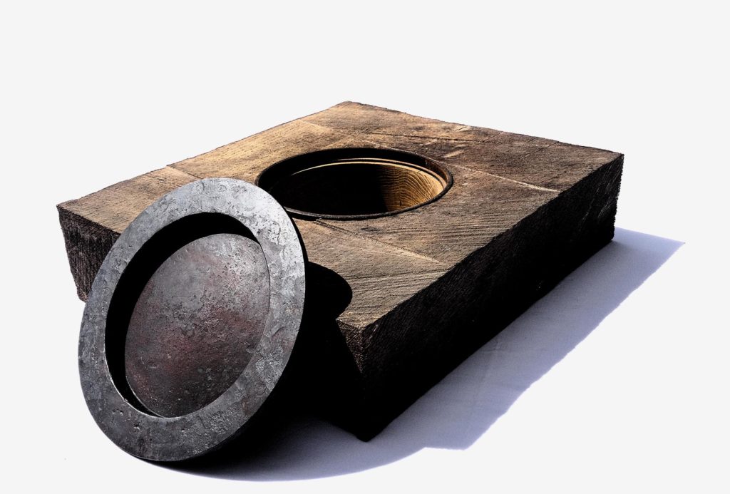 Vascular obstruction <em>Squadrato</em>. Oak, forged iron cover, leather collar, H 10 cm, W 44 cm, L 38 cm. Photo Oliver Kreiter