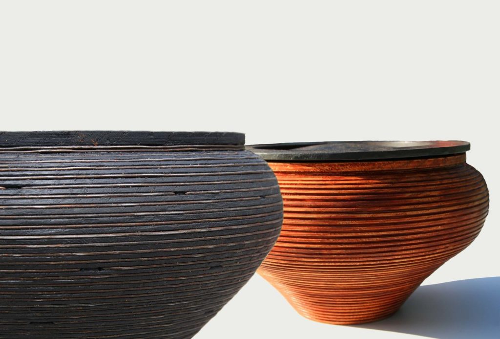 Vessel objects <em>Urna</em>. blackened oak, steel wire, ceramic lid as well as oak, pigmented beeswax, forged steel cover, both with leather collar, H 14 cm, B 23,5 cm, L 23,5 cm. Photo Walter Schautz