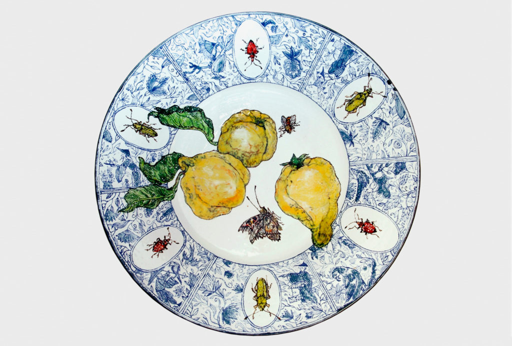 Plate <em>Quitten</em> [Quinces]. Clay, engraving and glaze painting, D 20 cm. All Photos Rolf Maidorn