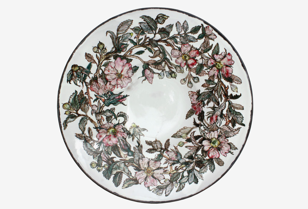 Plate <em>Rosen</em> [Roses]. Clay, engobe and glaze painting
