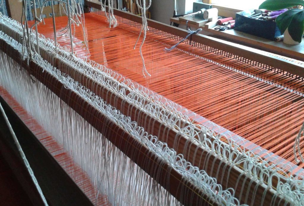 The tense chain (orange) just before weaving.