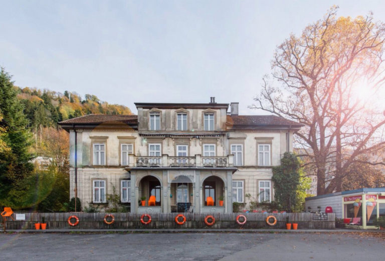 A highlight on the potentiale festival Feldkirch: Schoscha Einrichtungen [facilities] unites design classics in a Bregenz villa and valuable antiques from all over Europe.