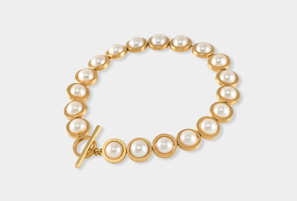 <em>En File</em> bracelet from the collection <em>Cueilleurs de Perles</em>. Gold 750, Akoya pearls.