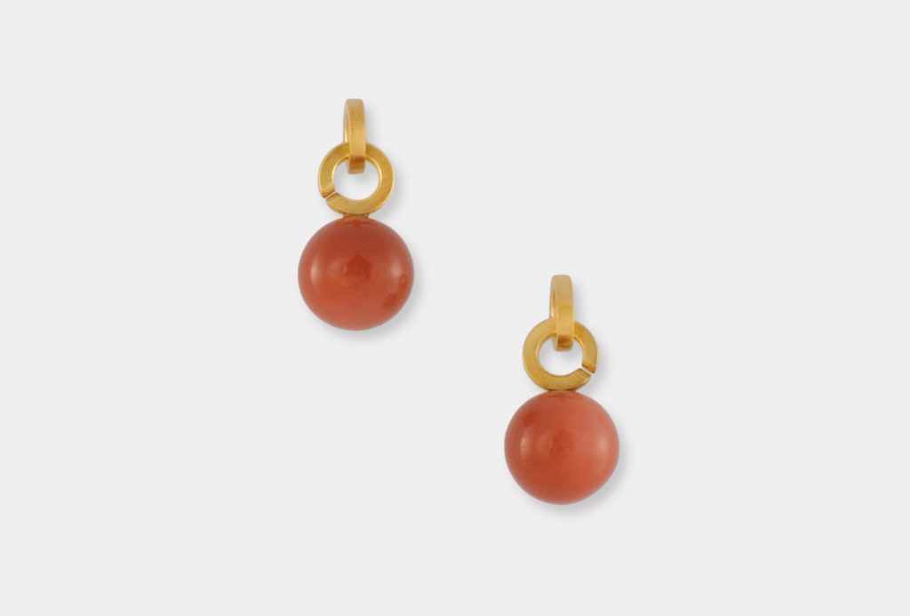 <em>Mondstein</em> [moonstone] earrings from the collection <em>Circle Line</em>. Gold 750, moonstone.