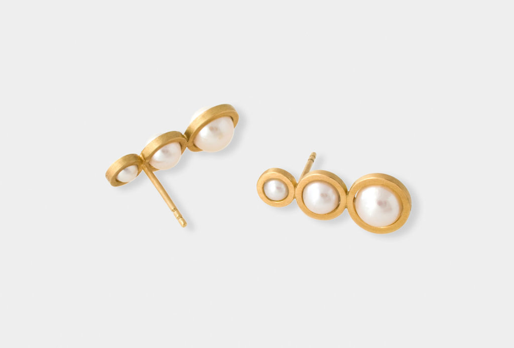 <em>Dreier</em> [three] earrings from the collection <em>Cueilleurs de Perles</em>. Gold 750, Akoya pearls.