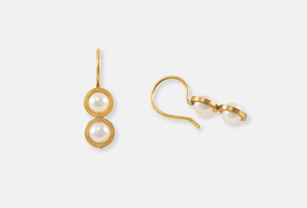 <em>Jumelles</em> earrings from the collection <em>Cueilleurs de Perles</em>. Gold 750, Akoya pearls.