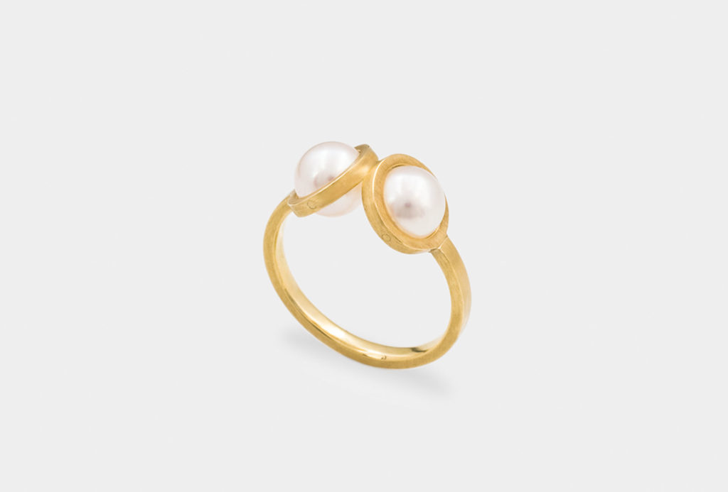 <em>Jumelles</em> ring from the collection <em>Cueilleurs de Perles</em>. Gold 750, Akoya pearls.