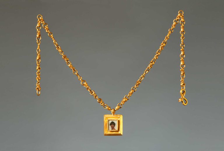 Wolfgang Skoluda, pendant with antique portrait of Artemidorus, half-length necklace. 900 gold, millefiori glass. Photo Benne Ochs.