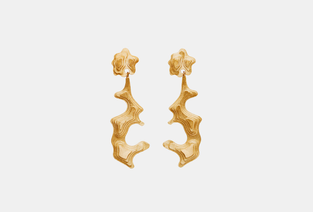 <em>Treasure Island</em> earrings. 750 gold.