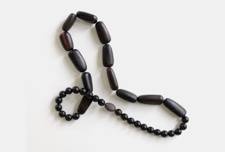 Chain <em>SAUTOIR BONBON LEVEL</em>. Ebony beads, porcelain lock with iron oxide, stainless steel change mechanism.