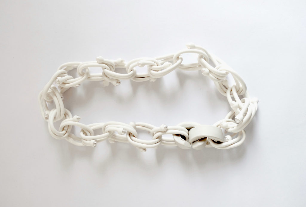 Chain <em>NUANCE CLAIRE</em>. Polyolefin, Chinese cultured pearls, porcelain socket clasp.