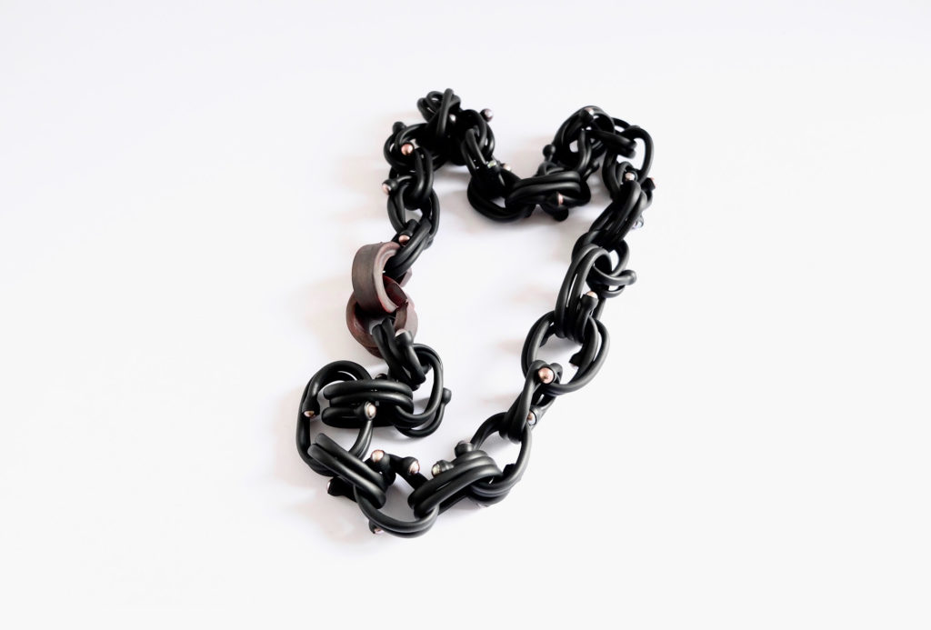 Chain <em>NUANCE OBSCURE</em>. Polyolefin, Chinese cultured pearls, porcelain socket clasp and iron oxide.