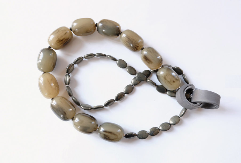 Chain <em>TORTUE OR CHATS</em>. Pyrite, historical bakelite beads, stoneware clasp.