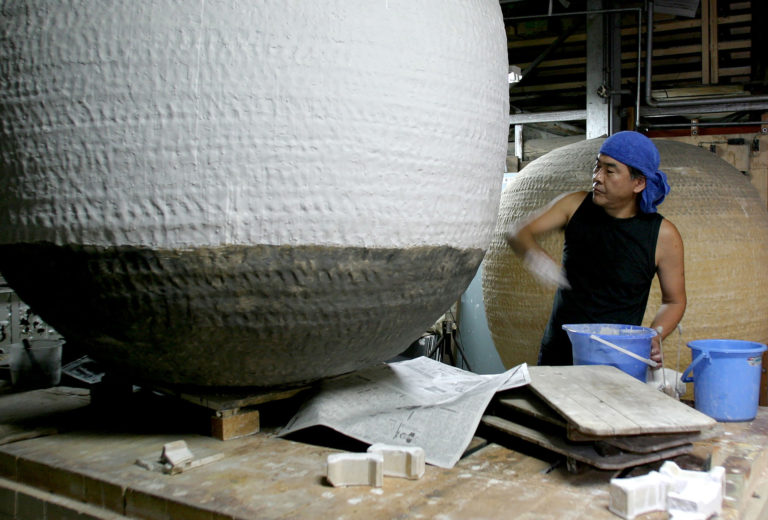A ceramic of this variety is known in Korea as a <em>moon vase.</em> Masamichi Yoshikawa created one in a gigantic dimension. Photo: Shigeru Murai. 