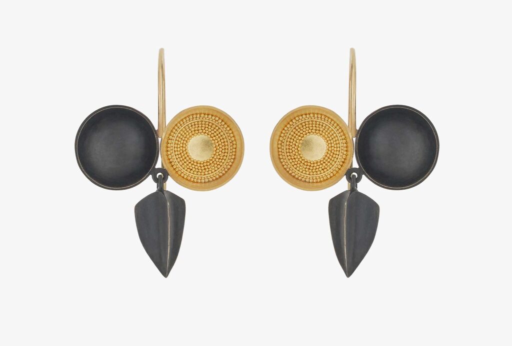 <em>Eulen</em> [owls] earrings. Recycled gold 900 and black rhodium-plated silver 925.