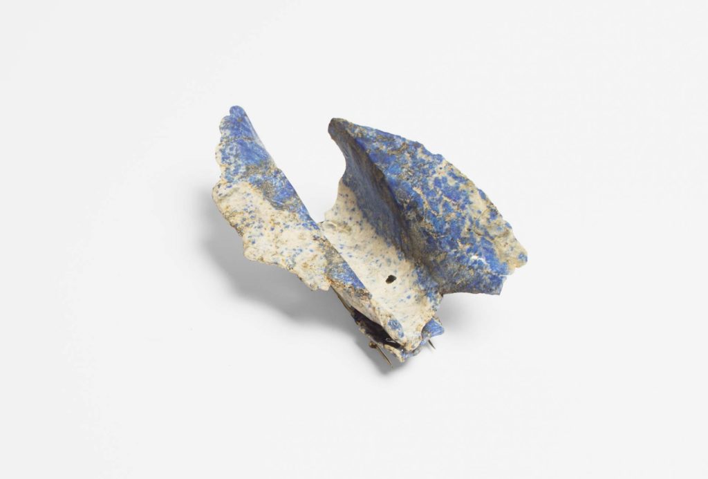 Brooch <em>Flügelschlag</em> [wing beat], 2019. Lapis lazuli, gold 585, 12 cm × 7,5 cm × 5,5 cm.