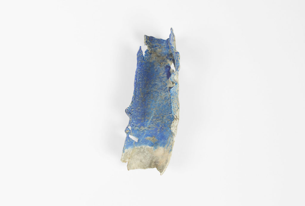 Brooch <em>Physis</em> [physique], 2019. Lapis lazuli, gold 585, 11 cm x 3,4 cm x 4,9 cm.
