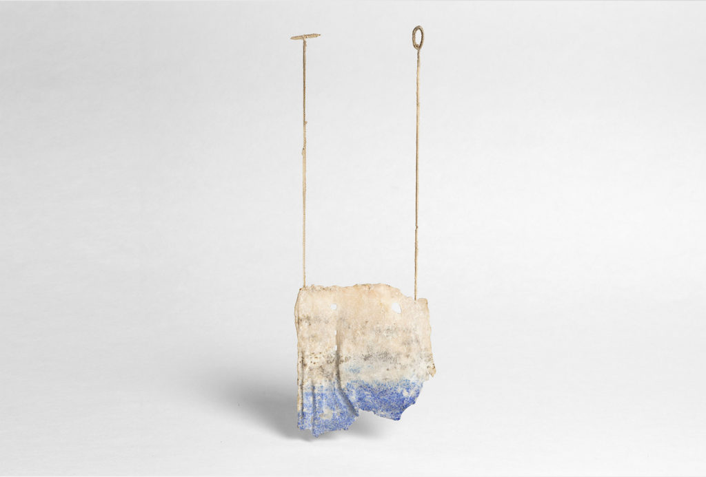 Pendant <em>Rideau</em> [curtain], 2019. Lapis lazuli, gold 585, silk, 28,2 cm × 1 cm × 11 cm.