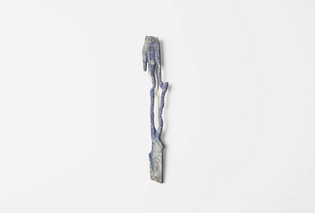 Brooch <em>Vom letzten Winter</em> [From last winter], 2019. Lapis lazuli, gold 585, 19 cm x 2,5 cm x 1,3 cm.