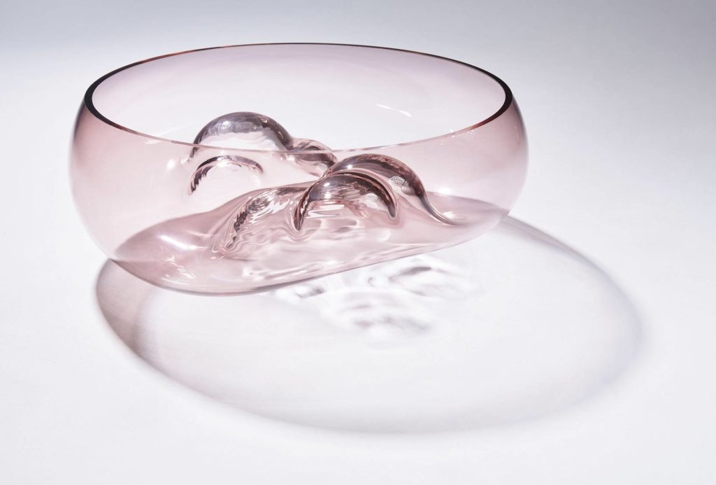 <em>Shaad I</em>. Blown glass, height 12 cm, diameter 33 cm, 2019.