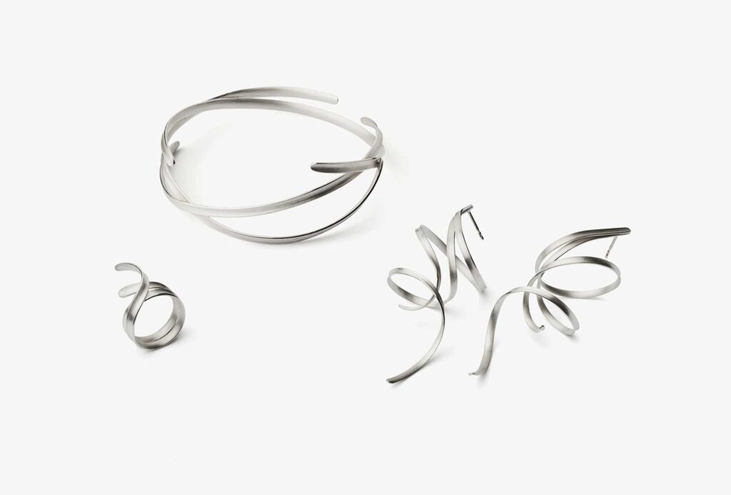 <em>TANG</em> earrings, ring and bracelet, silver 925.