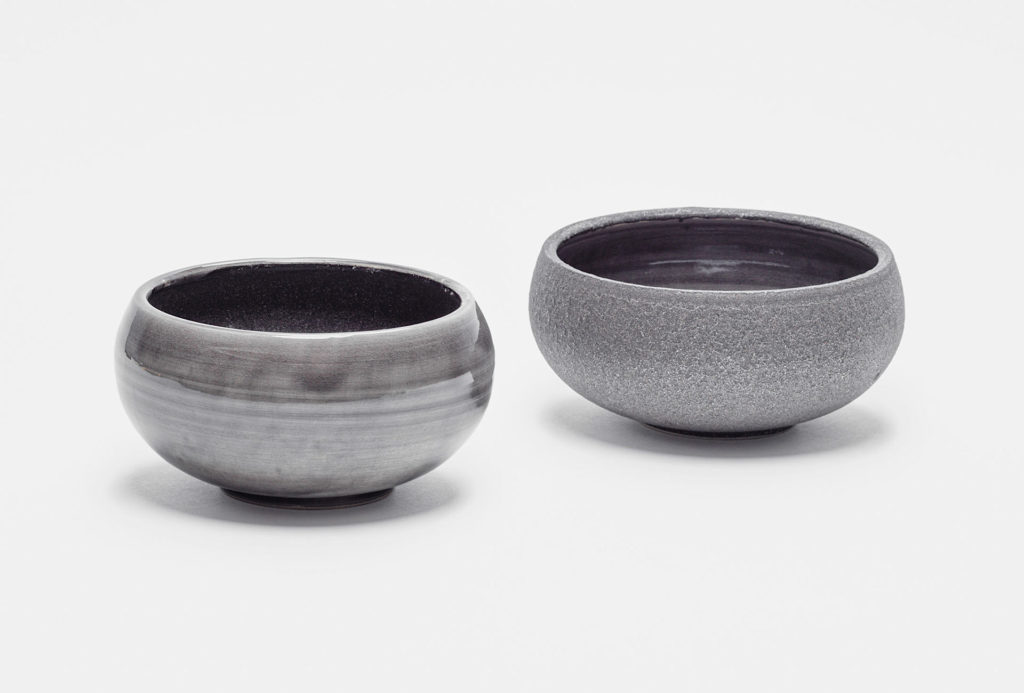 Bowls with effect glaze. 6,5 x 11 cm.