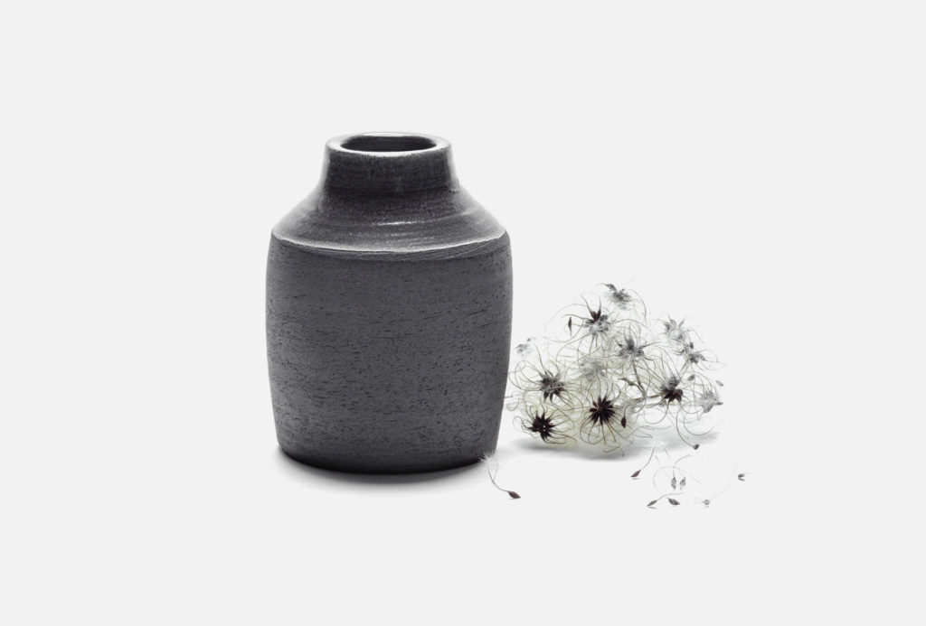 Black vase. 10 x 6,5 cm.