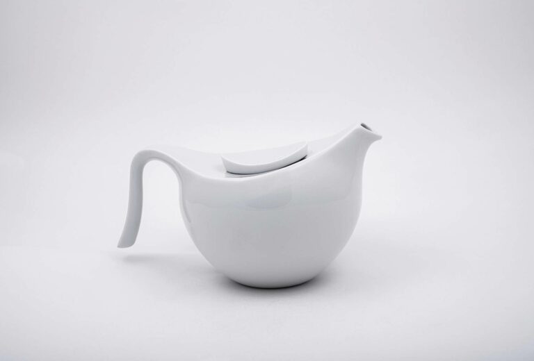 Central Park teapot, designed by Mikaela Dörfel for Porzellanmanufaktur Fürstenberg. Produced in 2003. Cast, glazed porcelain.