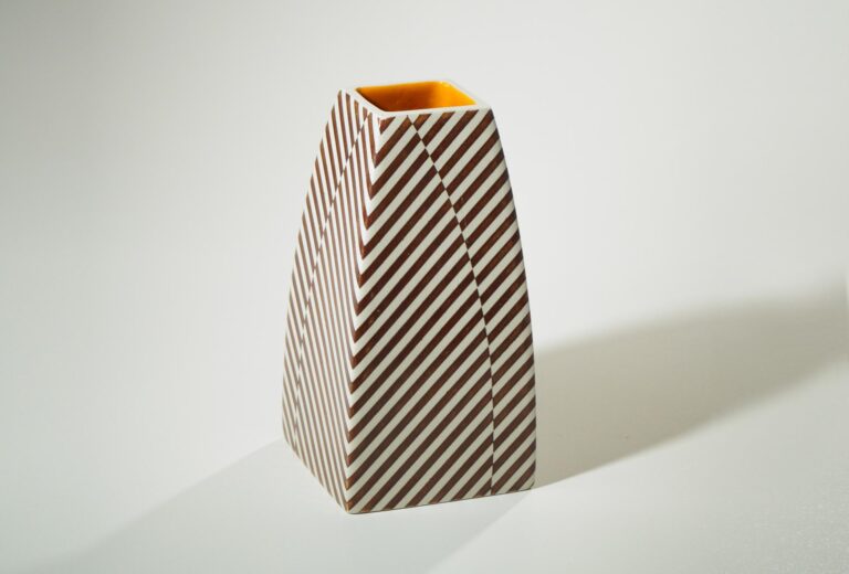 Ceramic vase with an attractive graphic pattern by Mi Sook Hwang. Born in South Korea, she lives in the Palatinate after studying at the Freie Kunstschule Nürtingen. © Mi Sook Hwang.