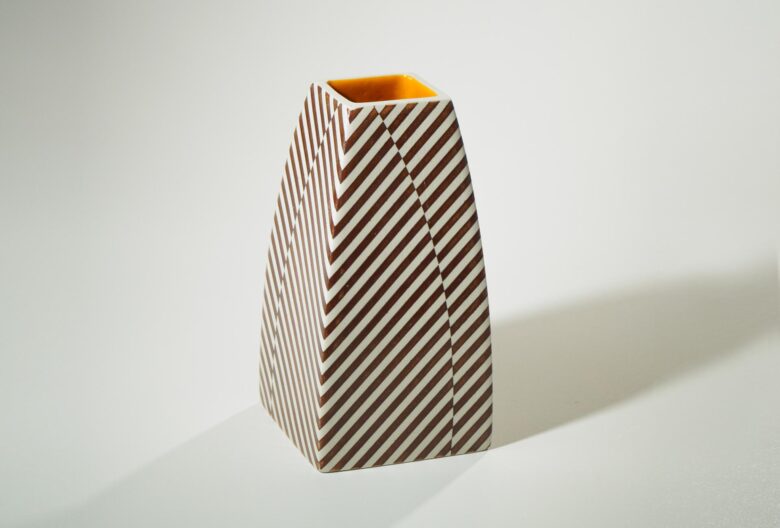 Ceramic vase with an attractive graphic pattern by Mi Sook Hwang. Born in South Korea, she lives in the Palatinate after studying at the Freie Kunstschule Nürtingen. © Mi Sook Hwang.