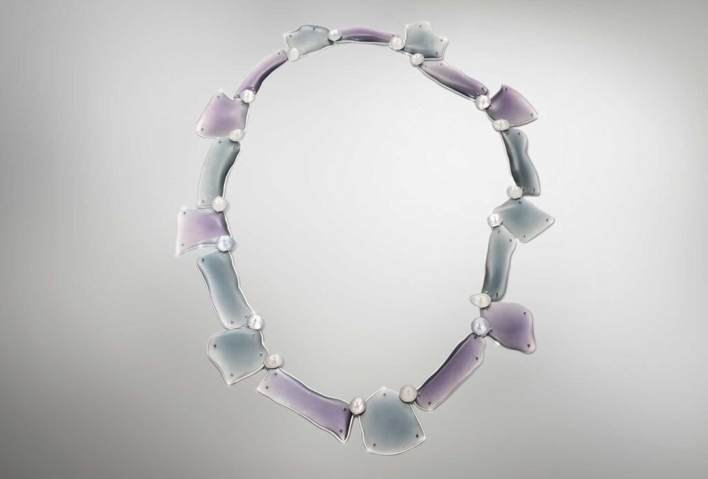 Fading light, extinguishing colors—look: the inconspicuous and the delicate.