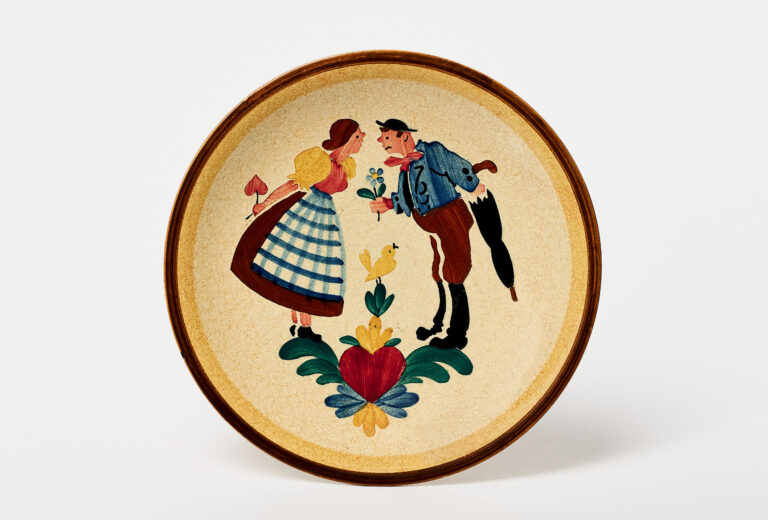 Decorative plate <em>Kirmes,</em> Villeroy & Boch, decoration by Gustav Spoerri, Dresden, circa 1936. Stoneware, glazed and stencil painted. Donated by a private individual. Photo: Esther Hoyer.