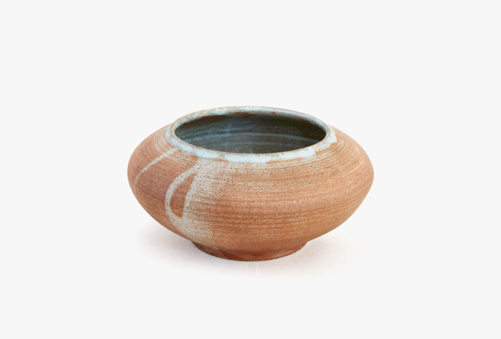<em>Ikebana</em> vessel, 2018. Stoneware clay, Spanish ochre, matte glaze, reddish-brown in a thin layer, H 8 cm.