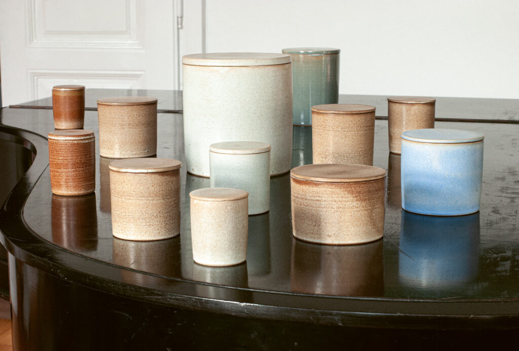 Cylinder-shaped boxes, 2020-2024. Stoneware clays, white-cream and Spanish ochre, satin and glossy glazes, H 6.7 to 16.3 cm.