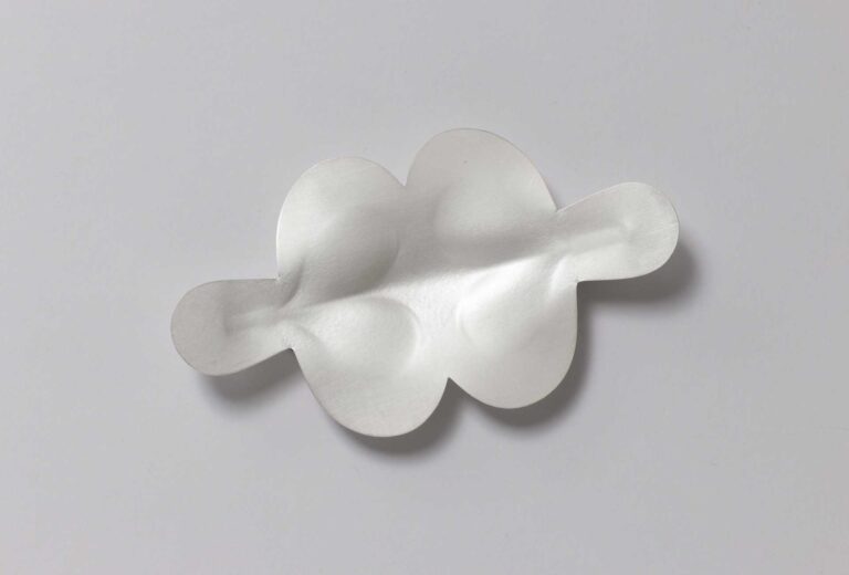 Sabine Steinhäusler, Brooch <em>Streching Movement</em>, 2024. Fine silver, steel. Photo Paul Müller.