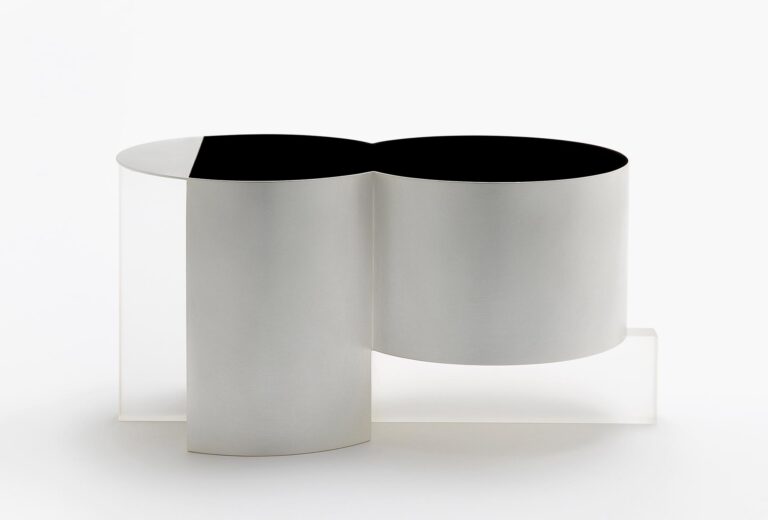 Kim Jihyun, vessel from the <em>Balance</em> series. Silver-plated brass, ottchil lacquer, acrylic, 17.5 x 35.3 x 14.5 cm. To be seen at TALENTEmünchen. Photo KC studio.