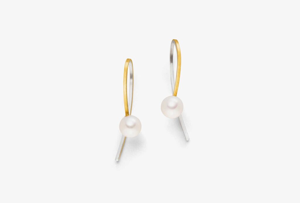 <em>O1054PE</em> drop earrings. 925 silver, 900 gold, with pearls. Photo: Pixelgold.
