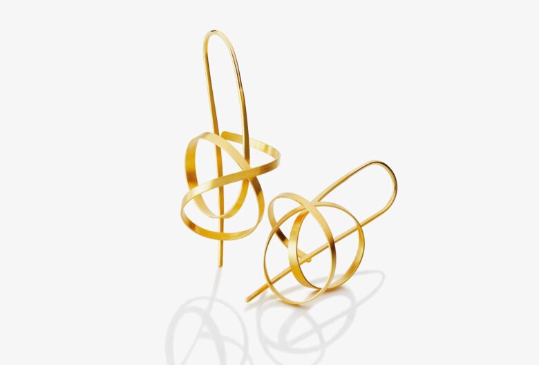 Oliver Schmidt, <em>La Linea</em> earrings. 750 yellow gold. www.ol-schmidt.de