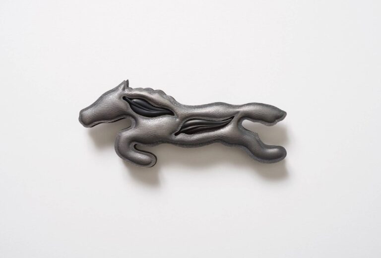 Helen Britton, brooch <em>Dark Messenger</em>, 2022. Silver, hand carved onyx. © Helen Britton.