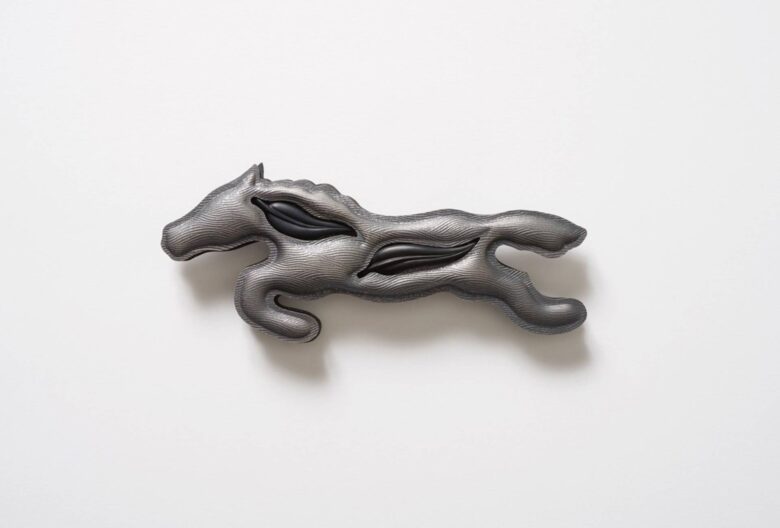 Helen Britton, brooch <em>Dark Messenger</em>, 2022. Silver, hand carved onyx. © Helen Britton.